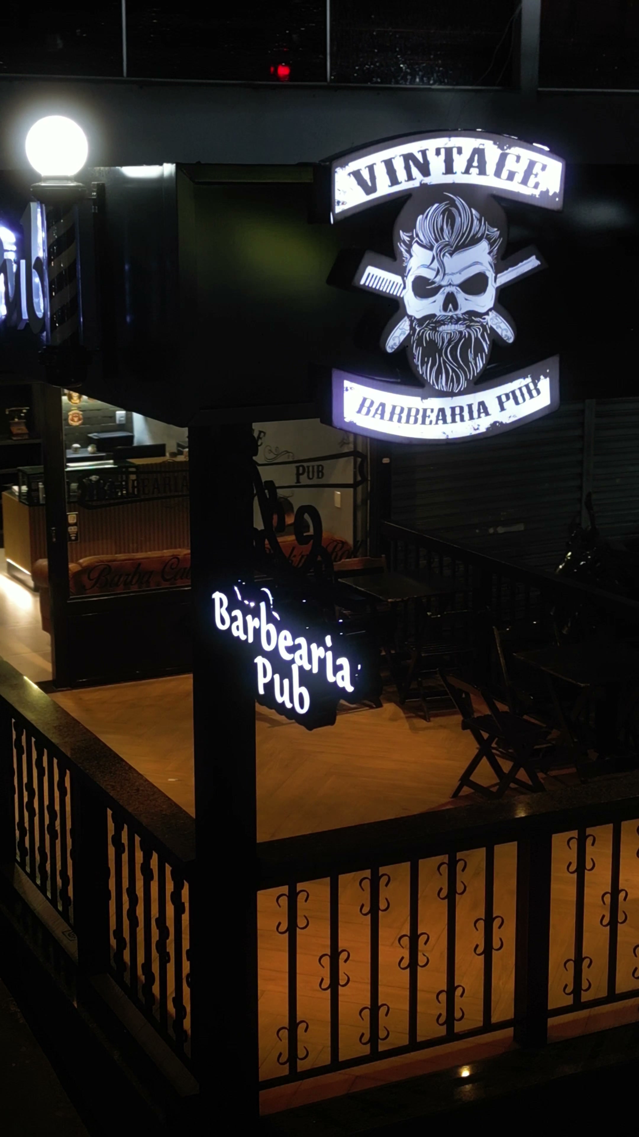 Fachada da Vintage Barbearia Pub em Goiânia — Barba, Cabelo & Rock'n Roll